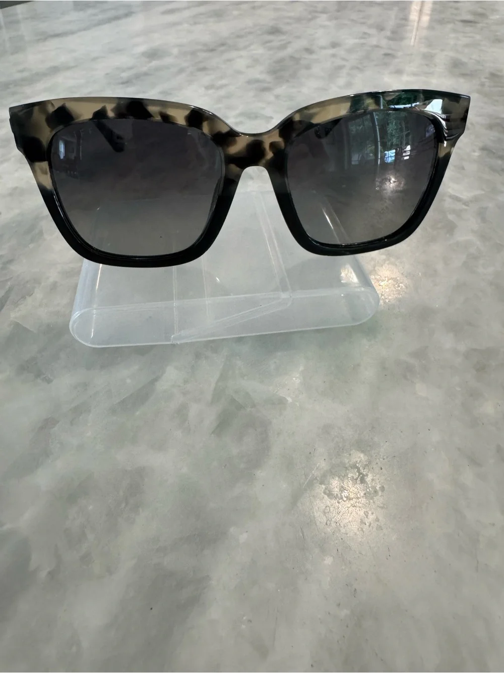Diff Eyewear Bella Tortoiseshell Sunglasses w/ bonus cute pink round sunnies